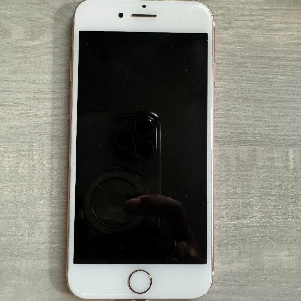 Rose Gold iPhone 7 - Unlocked  32 GB
